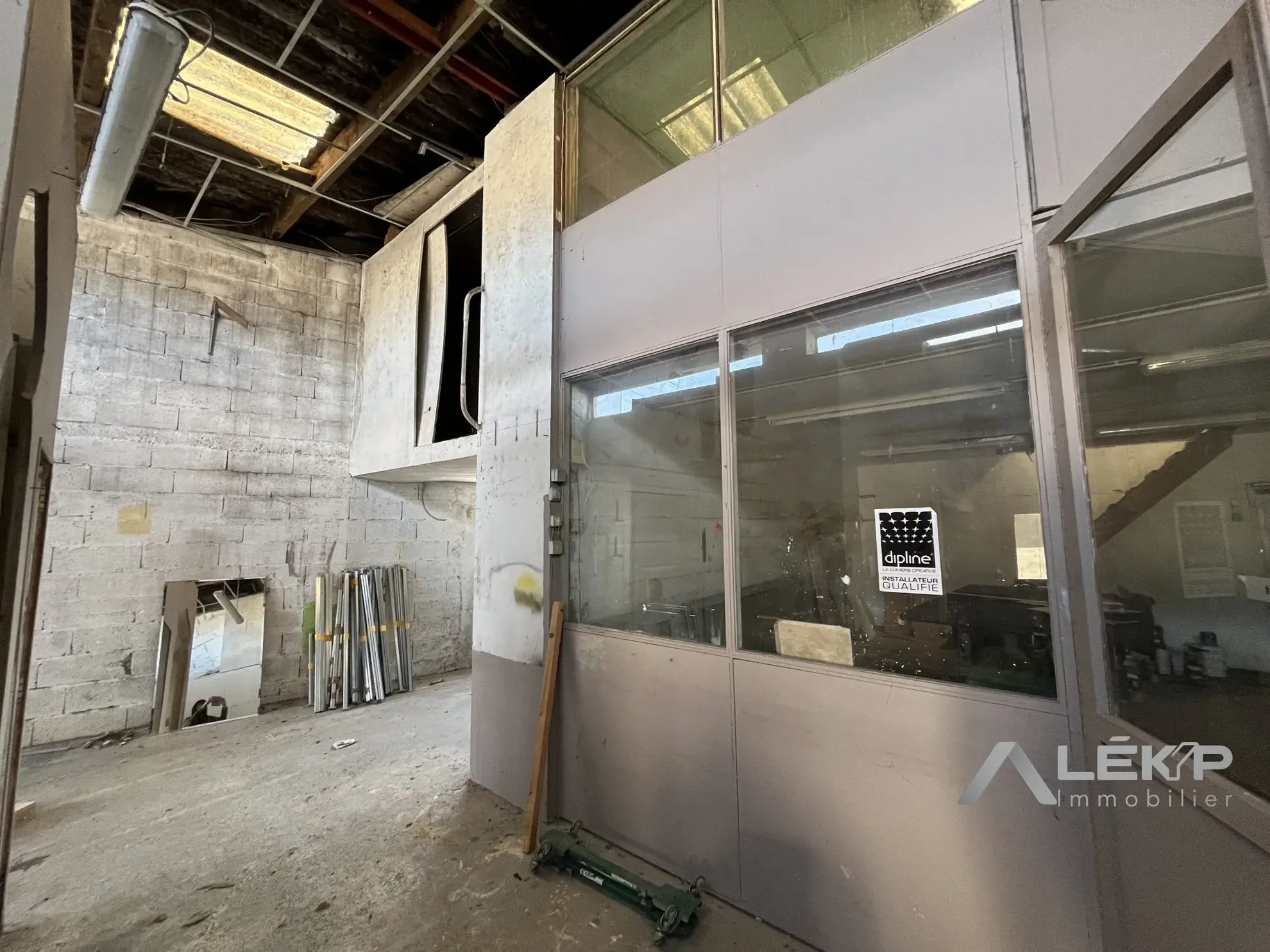 Grand bâtiment à Rochetrejoux avec potentiel d'aménagement en habitation ou local professionnel