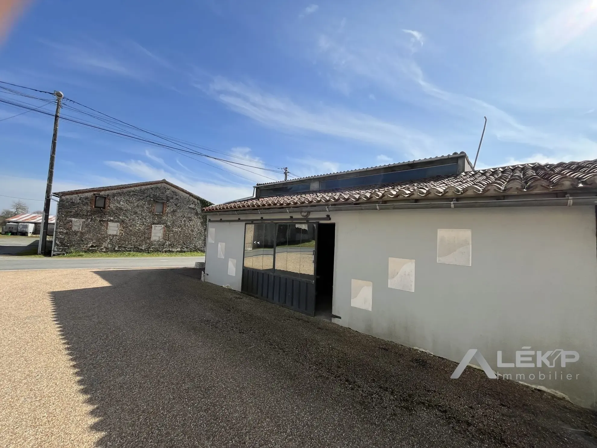 Grand bâtiment à Rochetrejoux avec potentiel d'aménagement en habitation ou local professionnel 