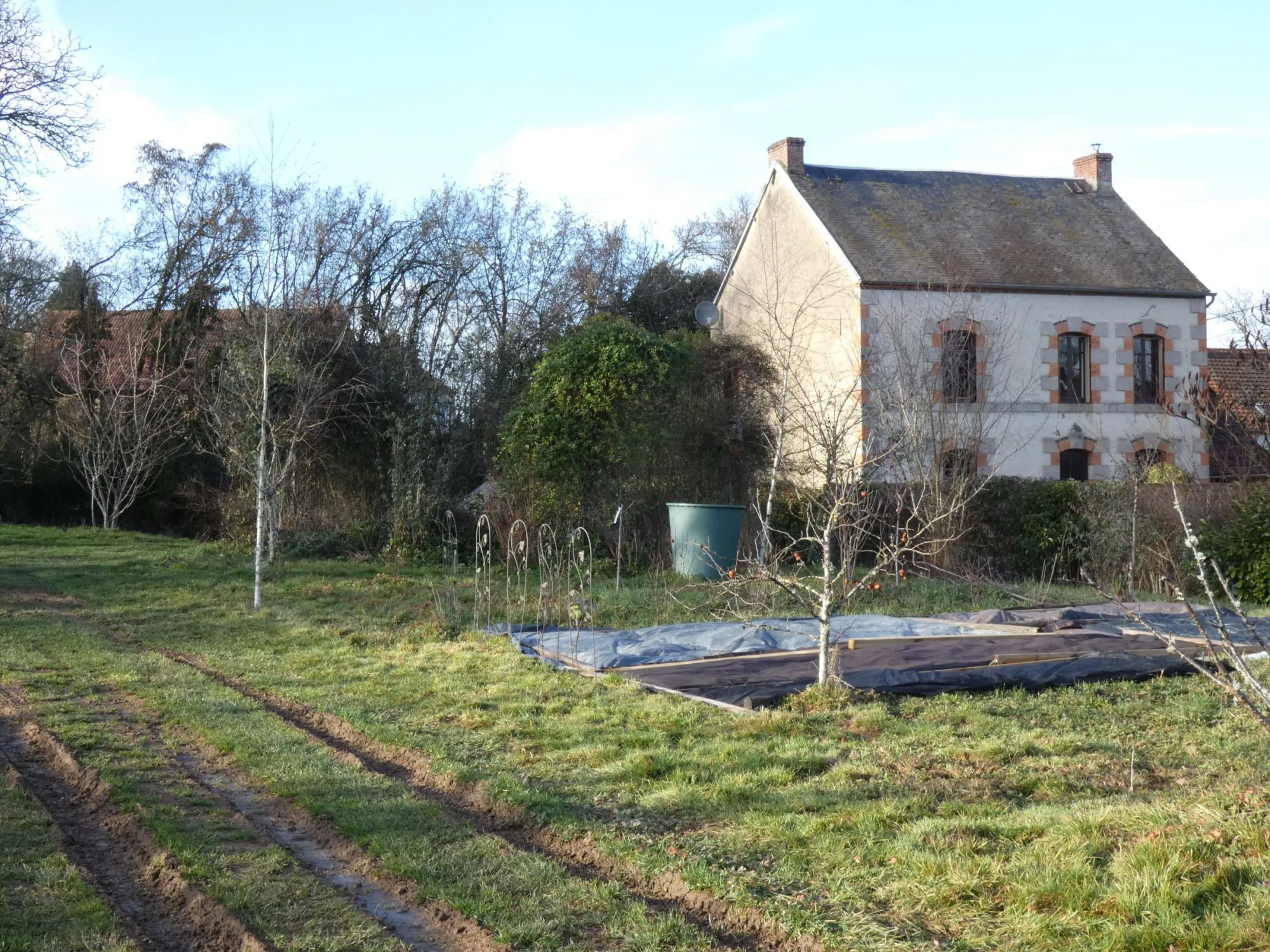 Charme et confort : maison de campagne avec dépendance et terrain à Parsac-Rimondeix
