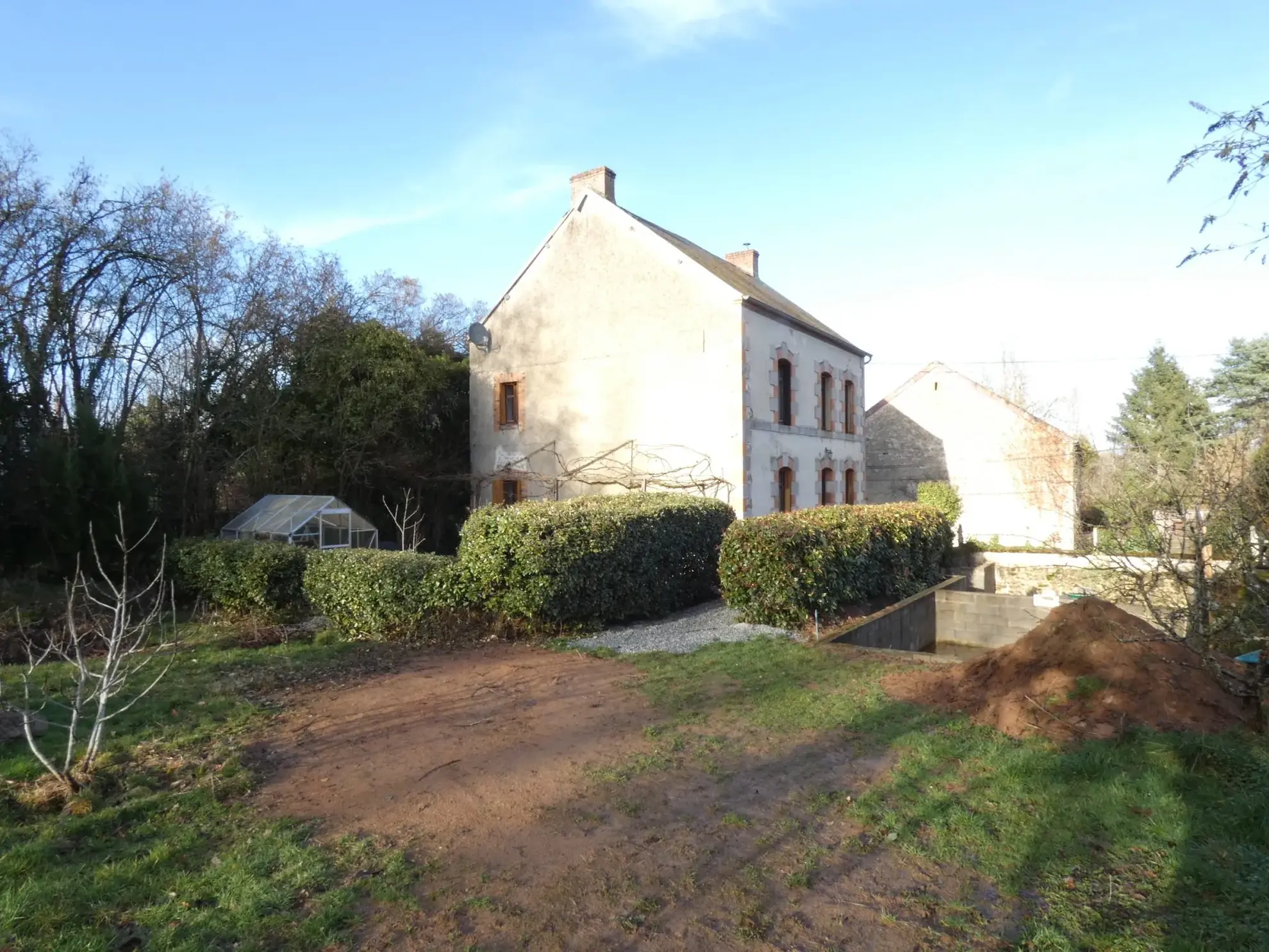 Charme et confort : maison de campagne avec dépendance et terrain à Parsac-Rimondeix 