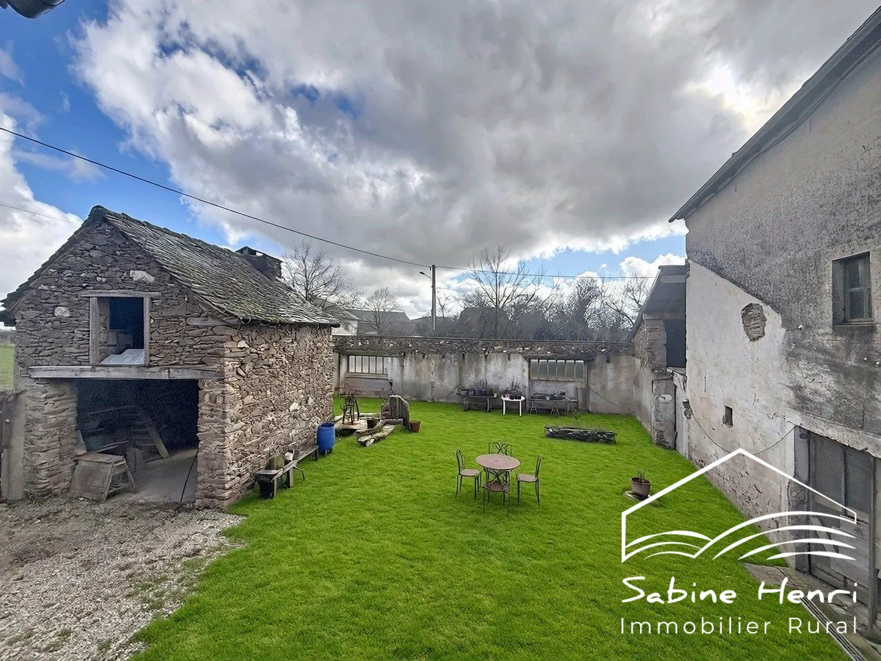 Maison rénovée écologique avec cour, jardin et forêt à Saint-Just-sur-Viaur 