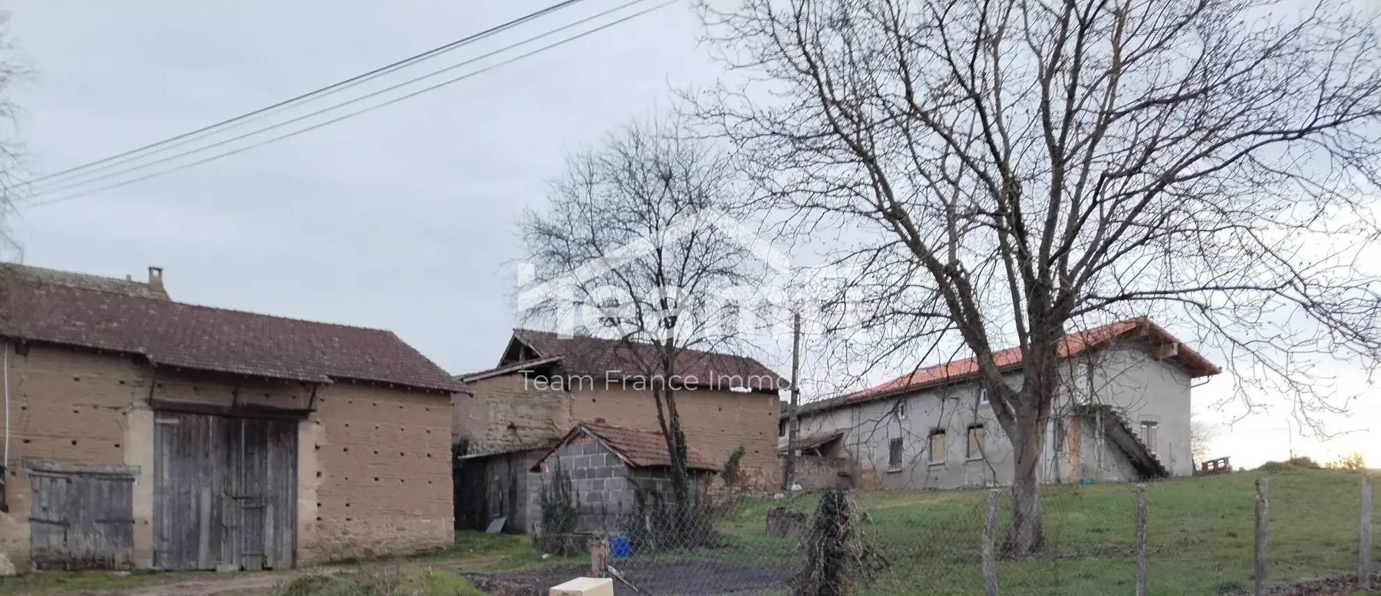 Ensemble immobilier à rénover proche Puy-Guillaume avec potentiel disponible 