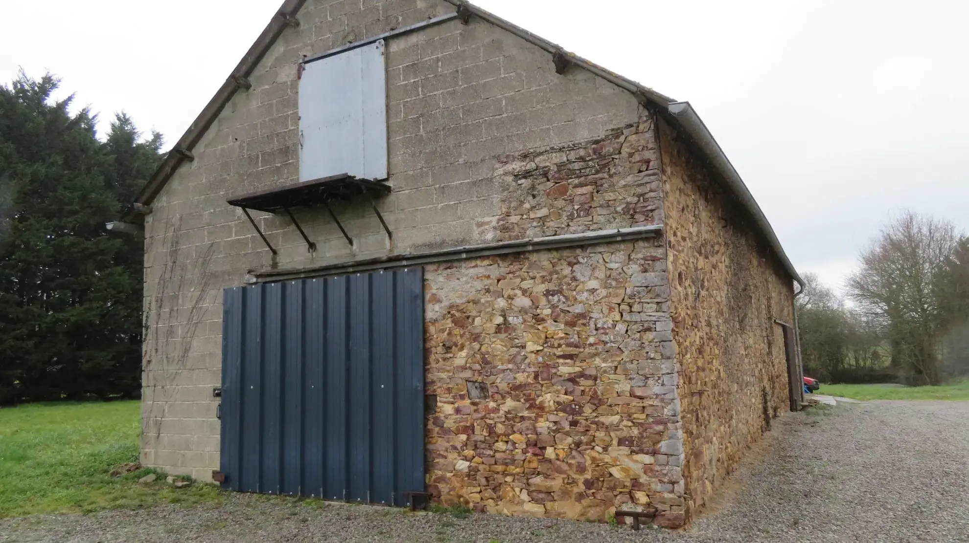 Grande grange à rénover à Teillay près de Bain de Bretagne – Opportunité à saisir 