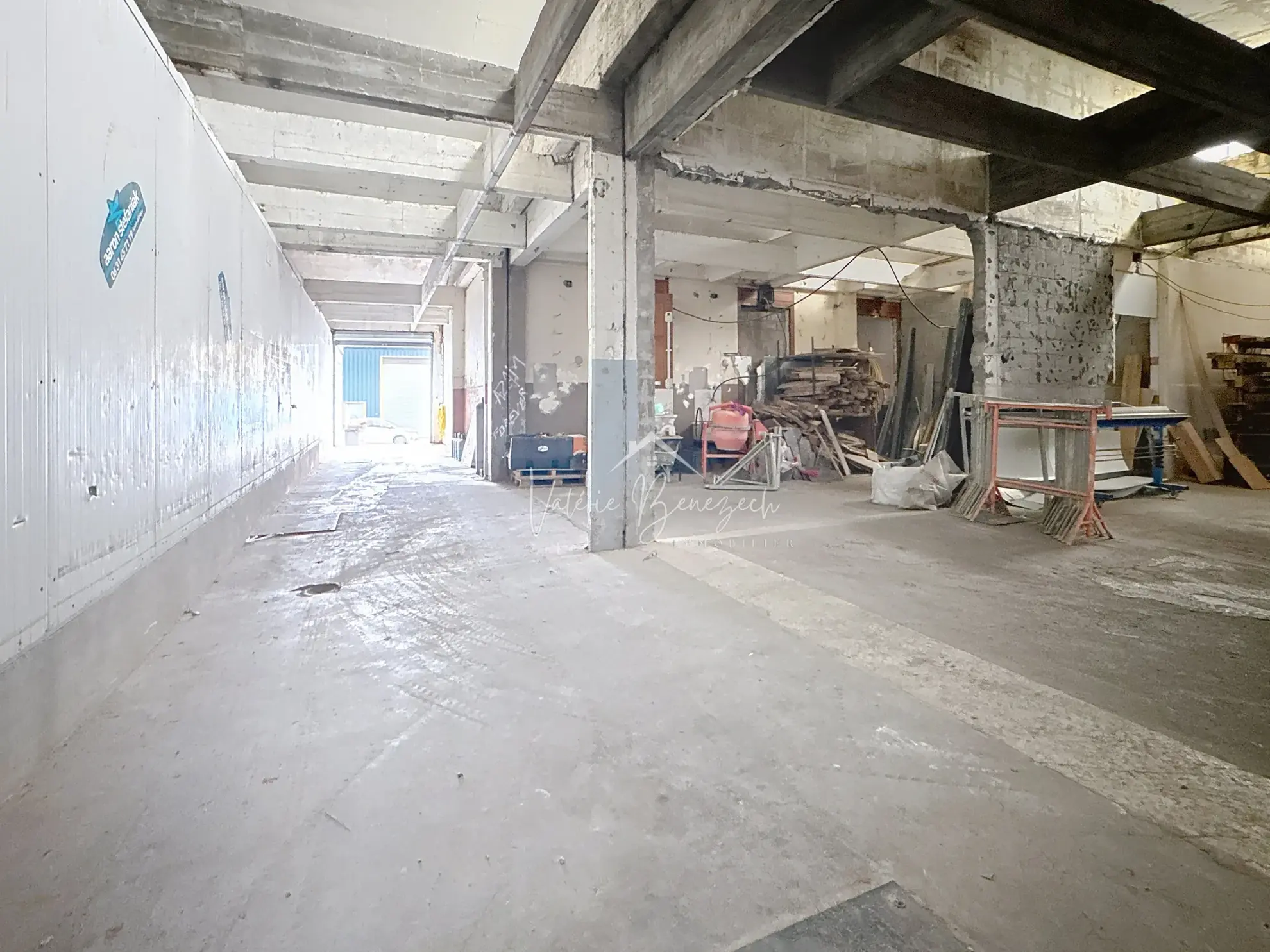 Entrepôt de 422 m² à Saint-Affrique en zone artisanale, idéal stockage et activité professionnelle 