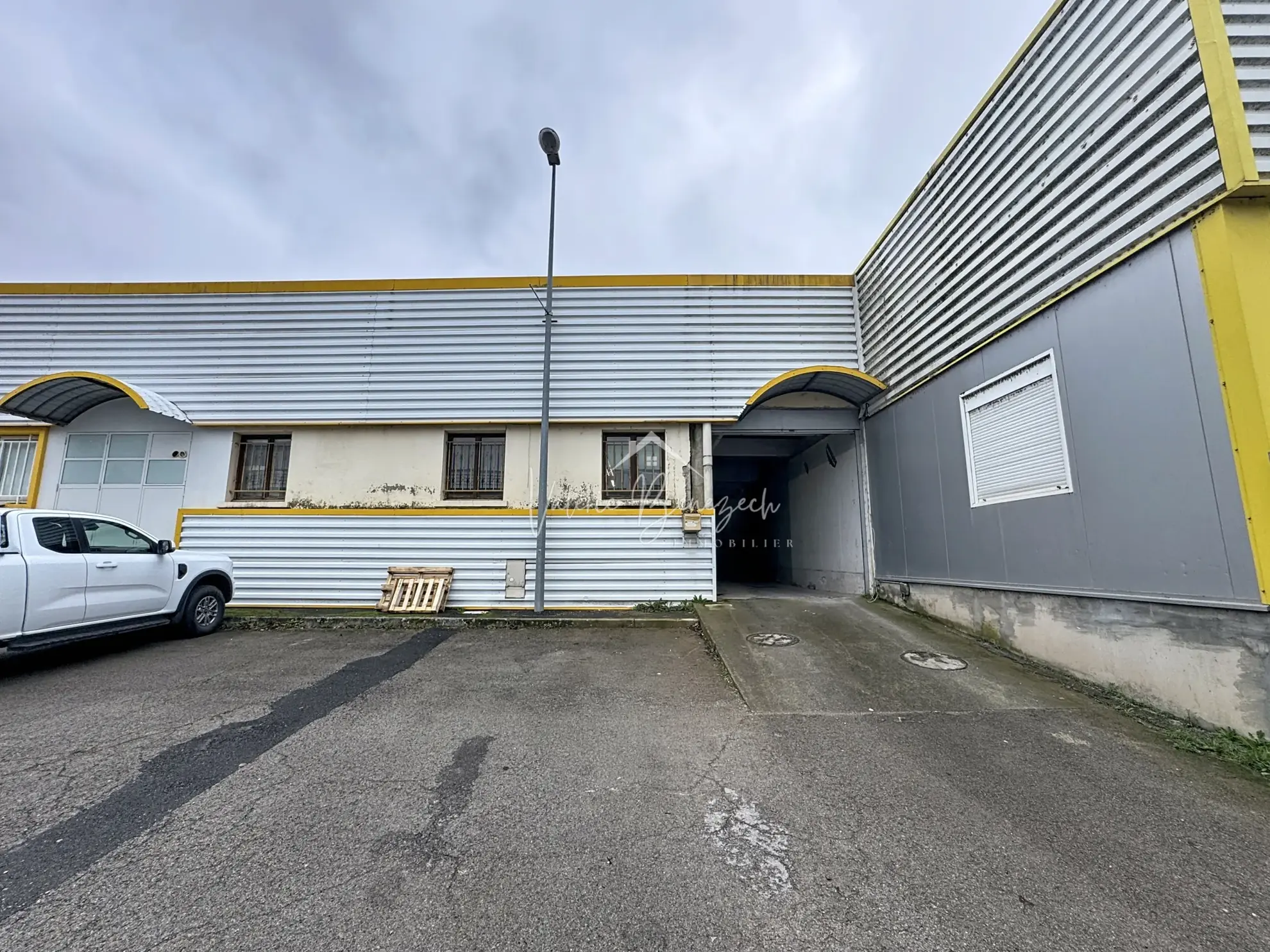 Entrepôt de 422 m² à Saint-Affrique en zone artisanale, idéal stockage et activité professionnelle