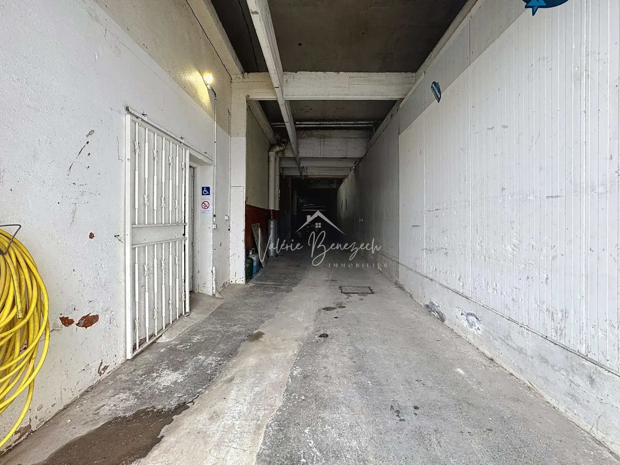 Entrepôt de 422 m² à Saint-Affrique en zone artisanale, idéal stockage et activité professionnelle 