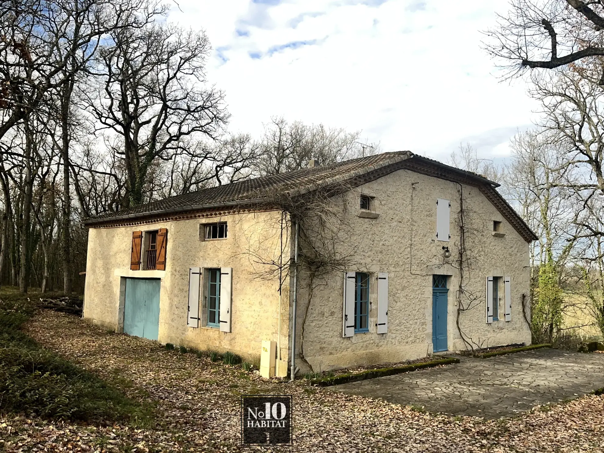 Maison gasconne en pierre avec grand terrain boisé à Mauvezin 