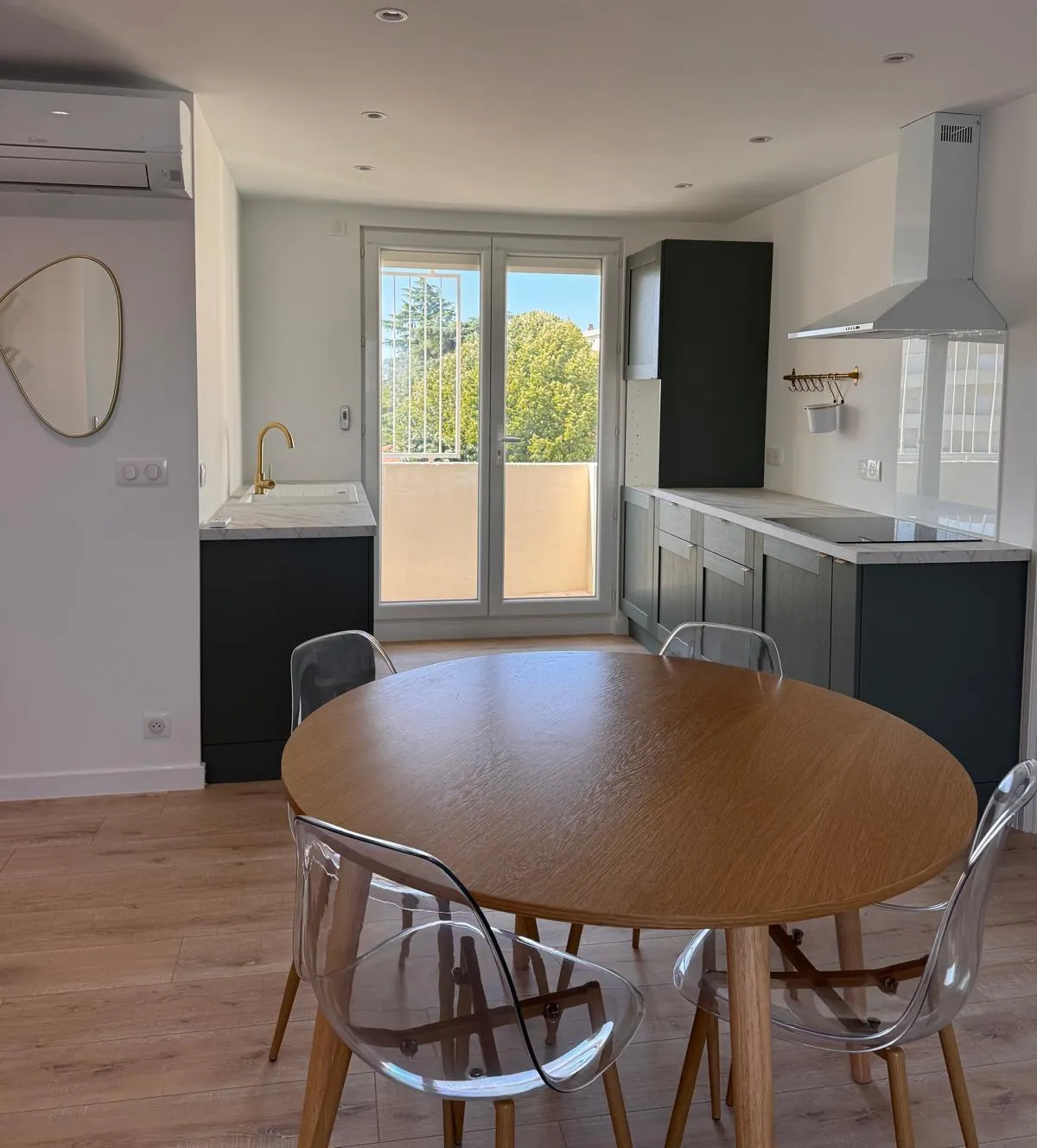 Appartement T4 rénové avec balcon, ascenseur et parking à Nîmes