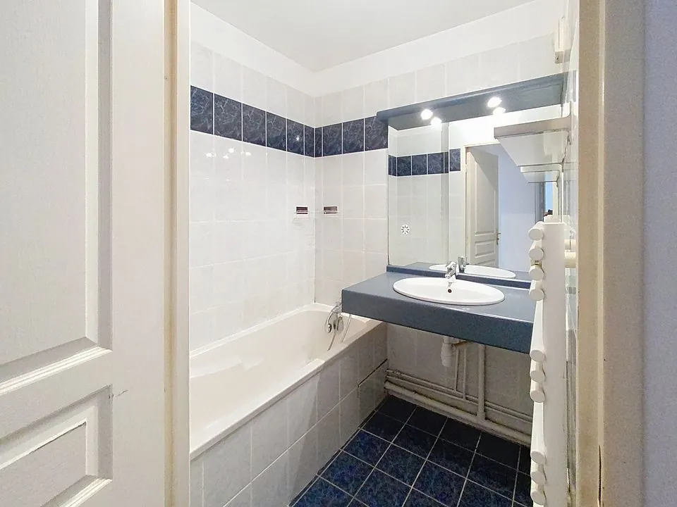 Appartement T2 avec jardin à Lyon 8ème - Résidence sécurisée et proche commodités 