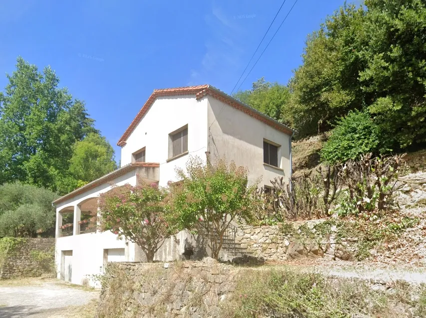 Maison familiale P6 avec beaux volumes et potentiel d’aménagement en Cévennes
