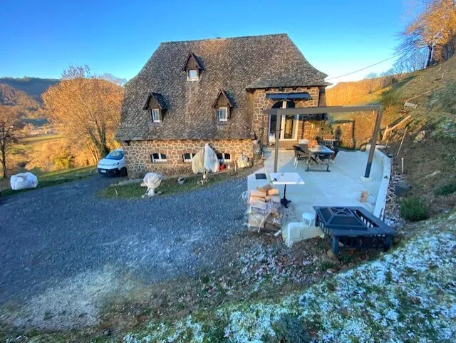 Belle maison en pierre rénovée avec grand terrain à Polminhac 