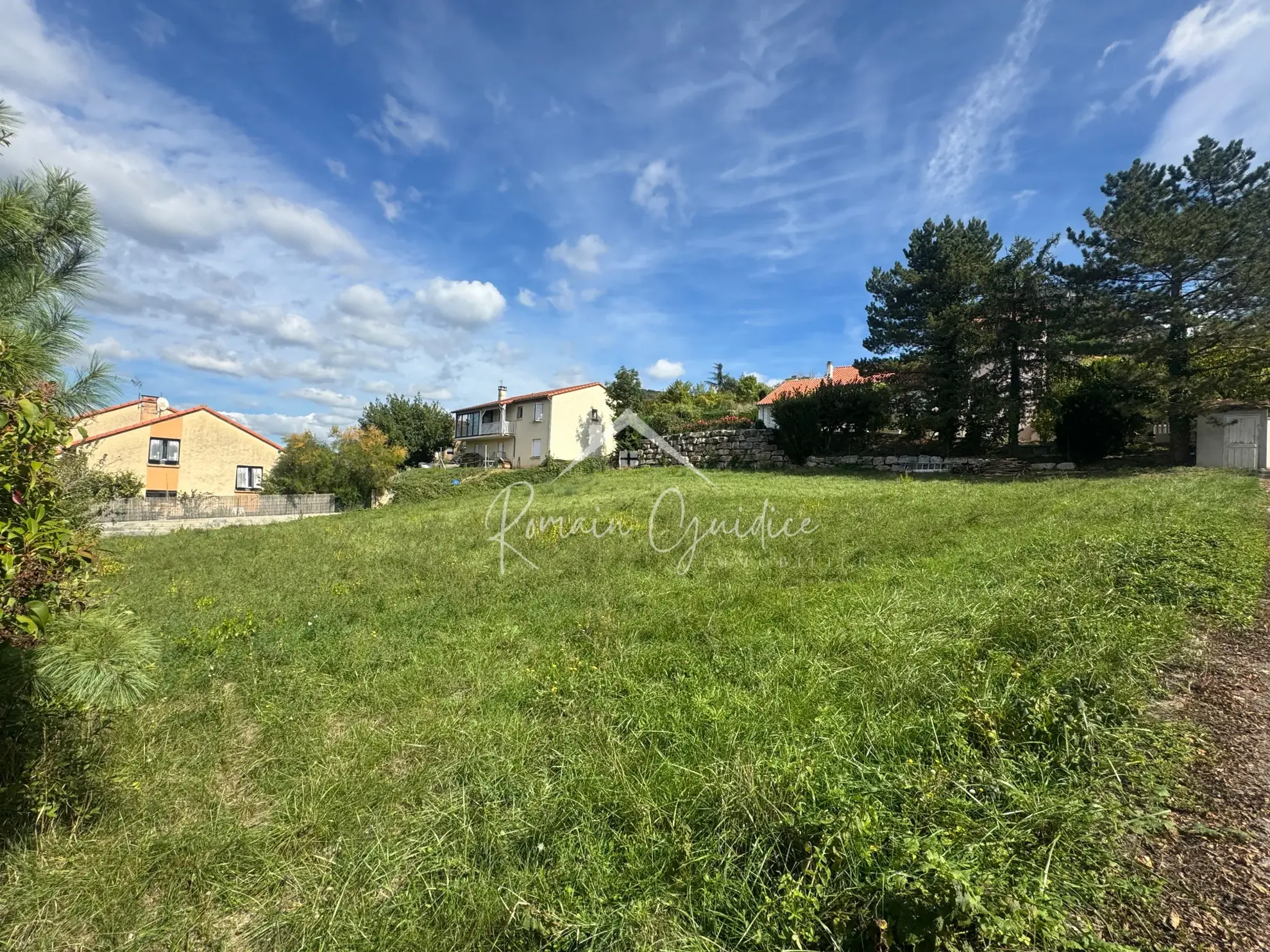 Terrain à bâtir de 1000 m² à Saint-Georges-de-Luzençon, proche commodités 
