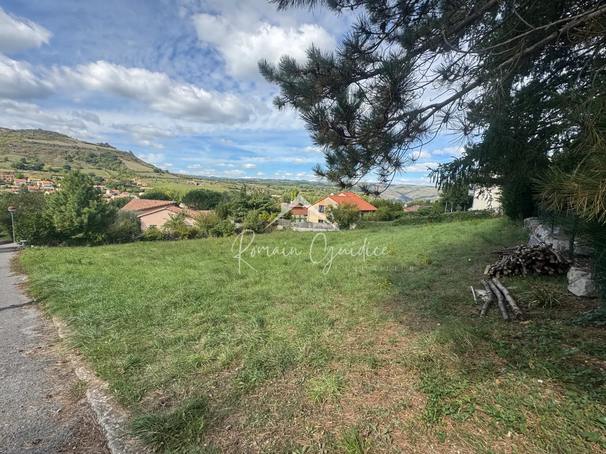 Terrain à bâtir de 1000 m² à Saint-Georges-de-Luzençon, proche commodités 