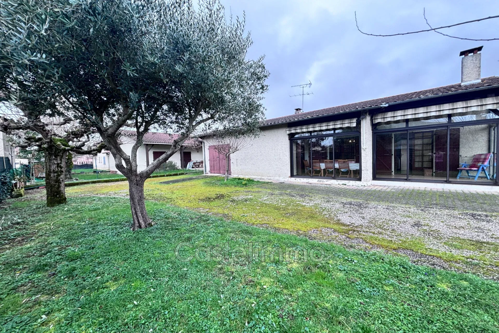 Maison de plain-pied avec garage et jardin à Castelsarrasin