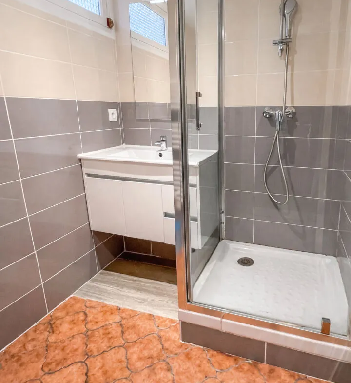 Appartement T3 rénové avec dernier étage à Bayonne Saint-Esprit 