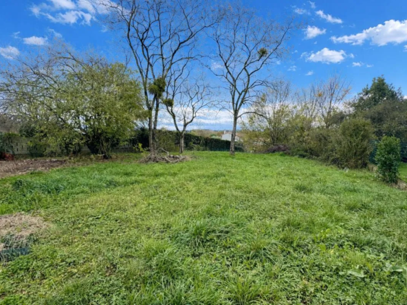 Terrain constructible de 1010 m² dans le centre de Montberon