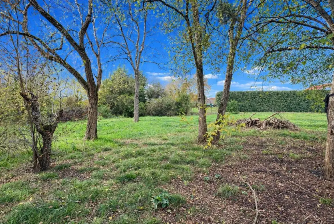 Terrain constructible de 1010 m² dans le centre de Montberon 