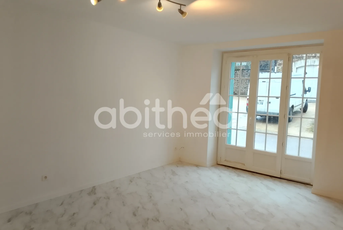 Maison rénovée de 90 m² à Suris avec terrain et chauffage moderne 