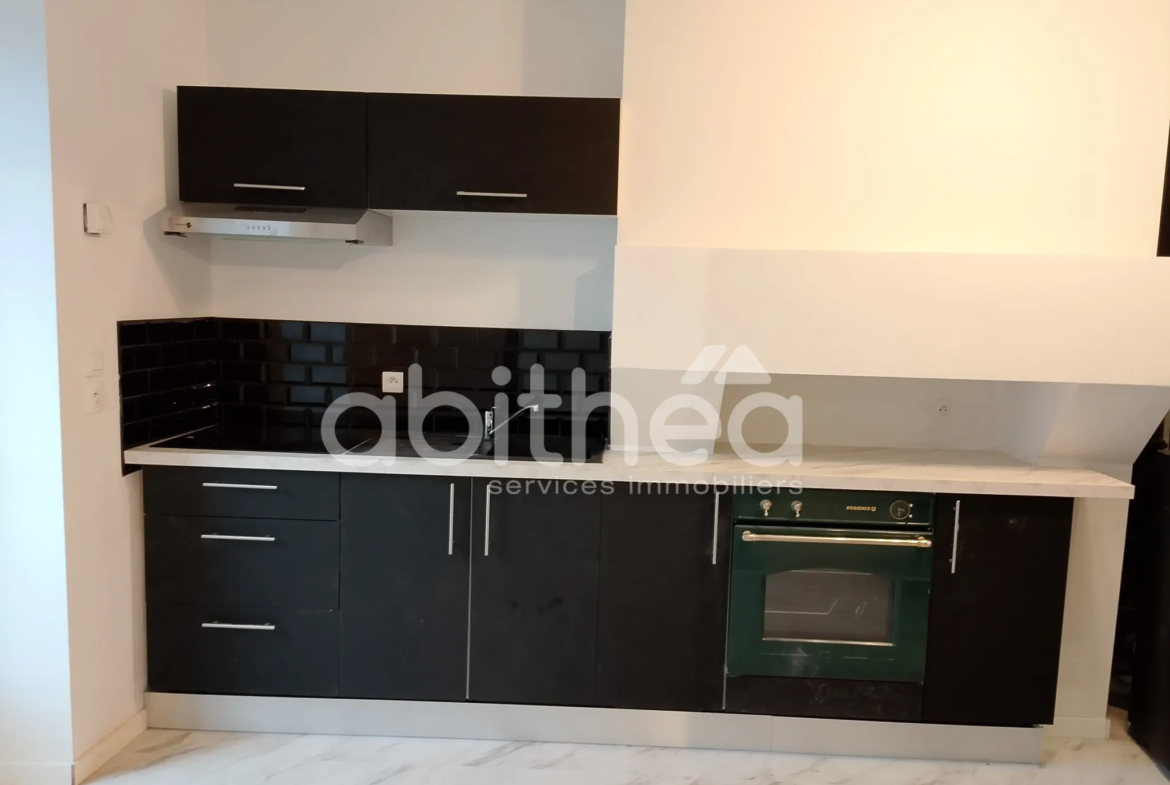 Maison rénovée de 90 m² à Suris avec terrain et chauffage moderne 