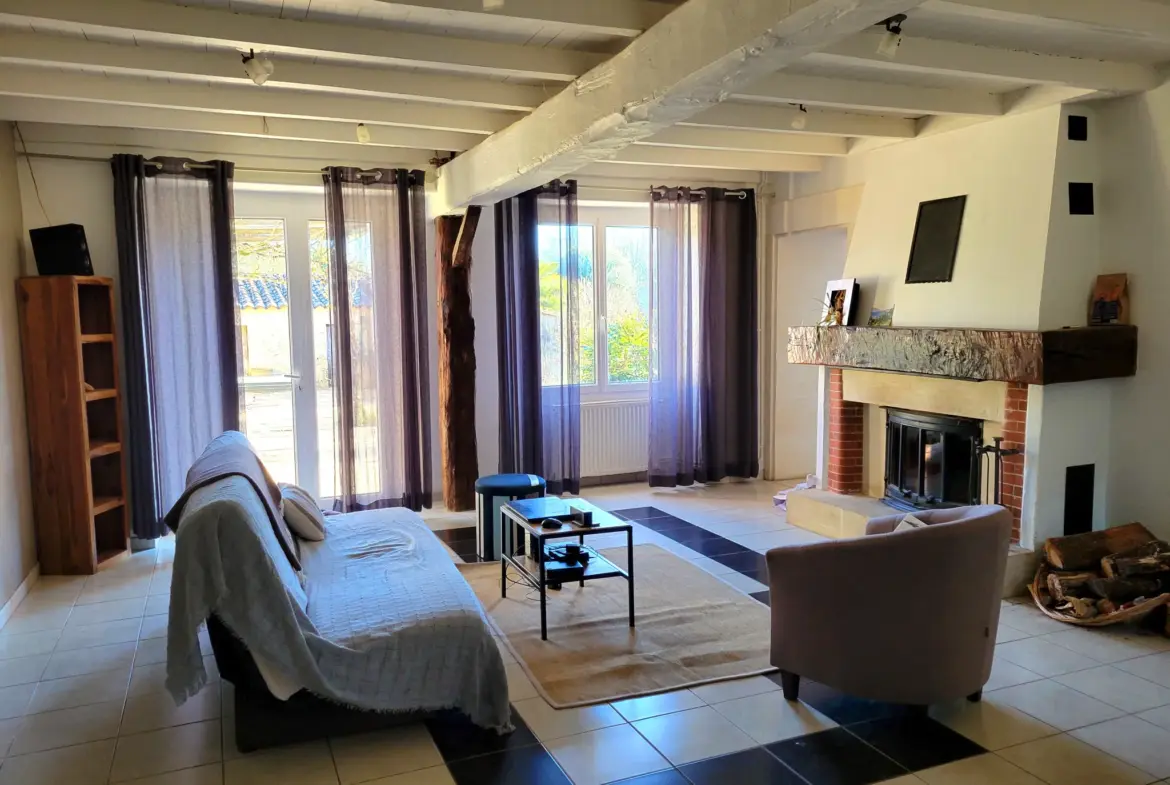 Charmante maison charentaise avec grand terrain à Burie, 165 m², 4 chambres, sans travaux 