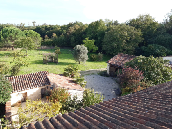 Charmante maison charentaise avec grand terrain à Burie, 165 m², 4 chambres, sans travaux