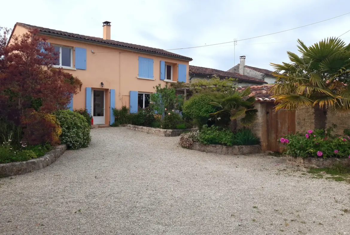 Charmante maison charentaise avec grand terrain à Burie, 165 m², 4 chambres, sans travaux 