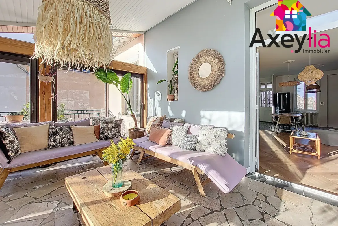 Maison à vendre à Roanne avec 3 chambres et grand terrain, authenticité et charme 