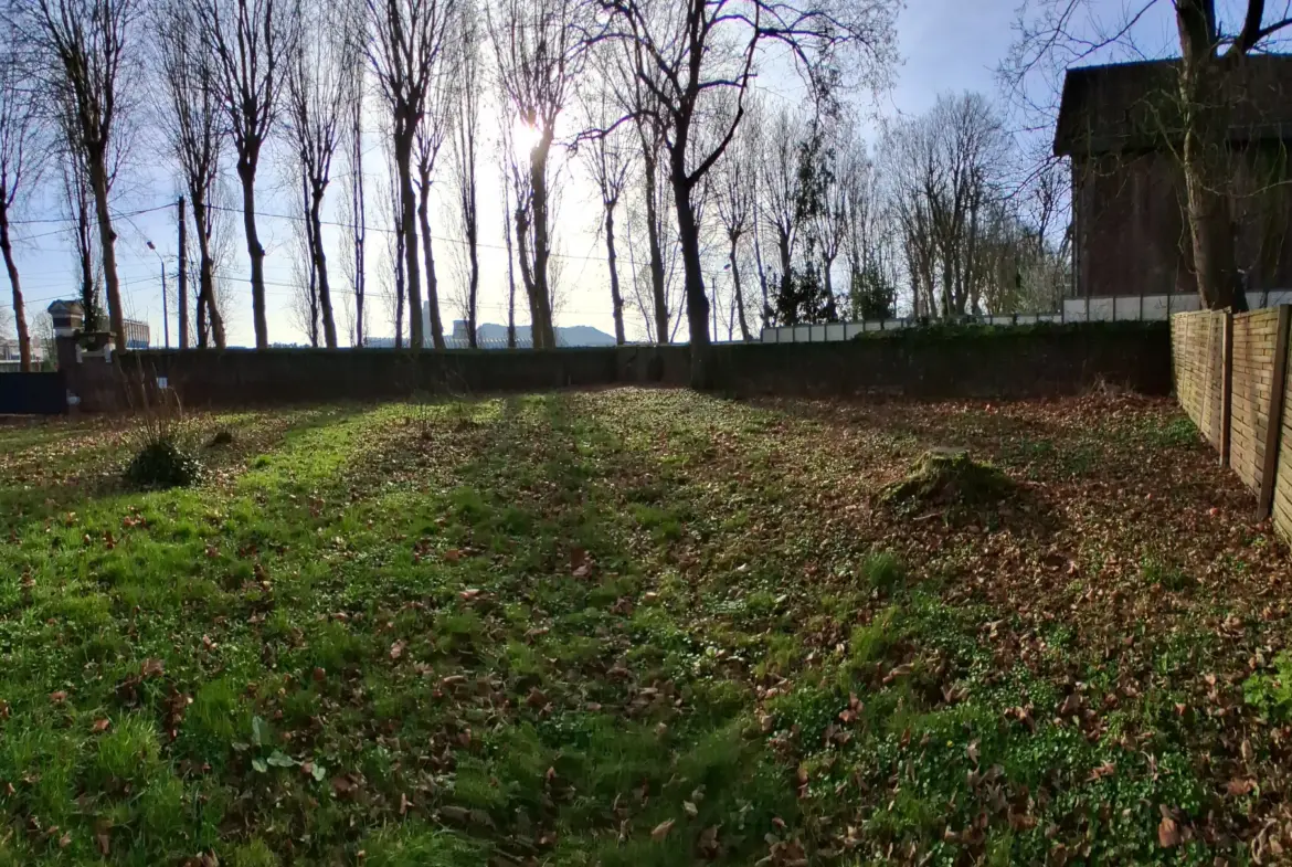 Terrain constructible à Mazingarbe de 400 m² avec parking privé 