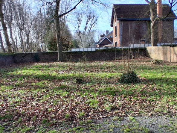 Terrain constructible à Mazingarbe de 400 m² avec parking privé