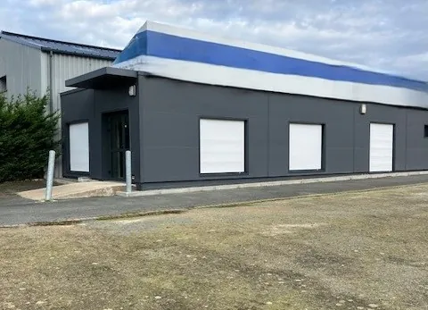 Local professionnel rénové de 200 m² avec extension et parking clôturé à Mouchamps 