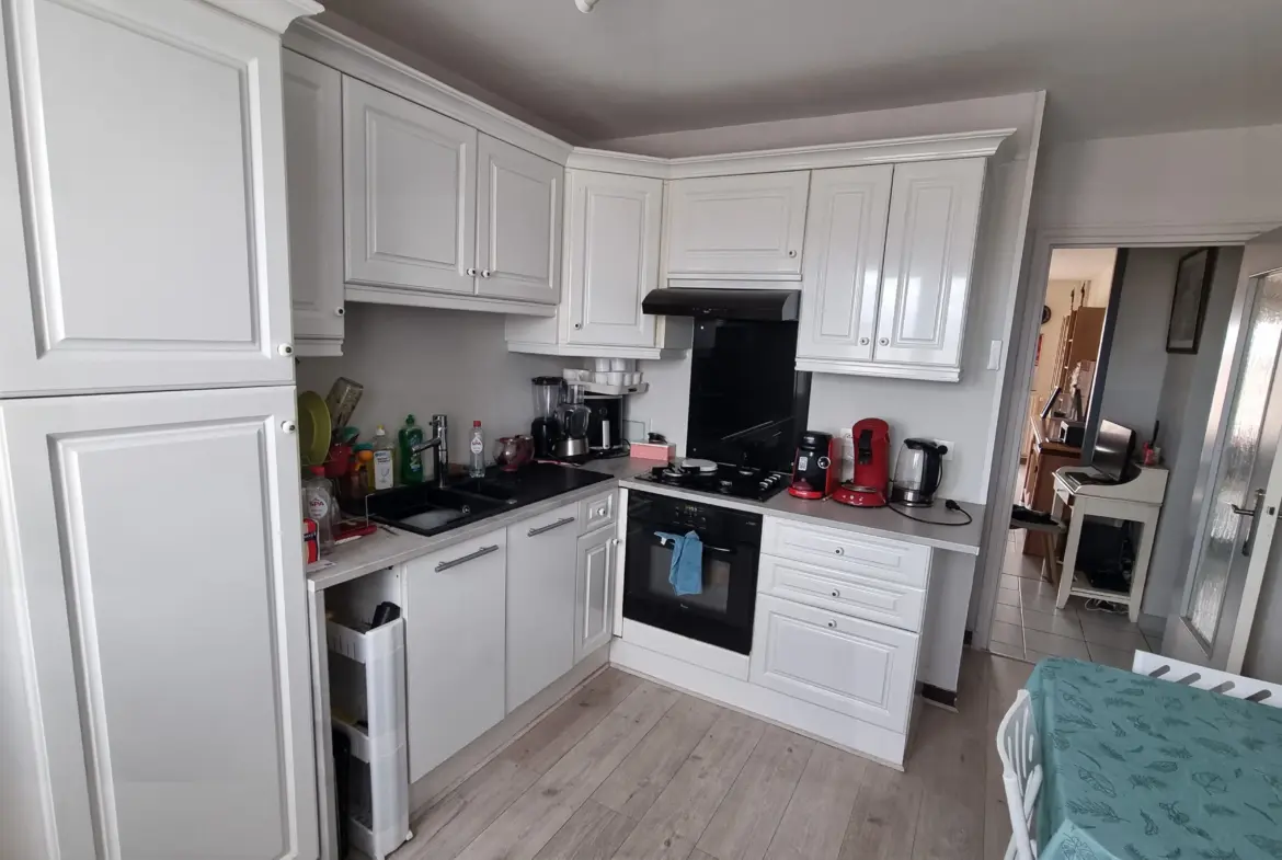 Appartement T3 de 66 m² à Roanne avec balcon et parking 