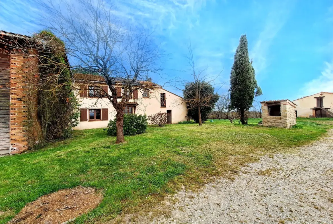 Maison à restaurer de 6 chambres avec terrain et dépendances près de Toulouse 