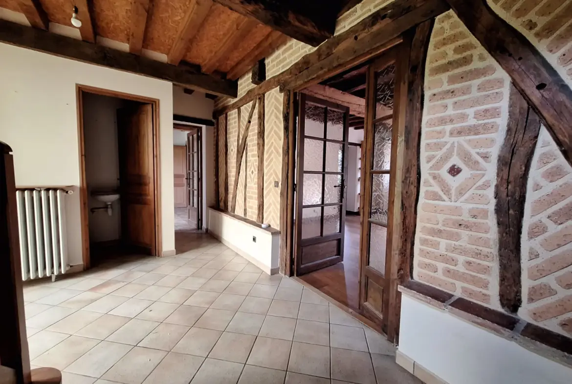 Maison à restaurer de 6 chambres avec terrain et dépendances près de Toulouse 