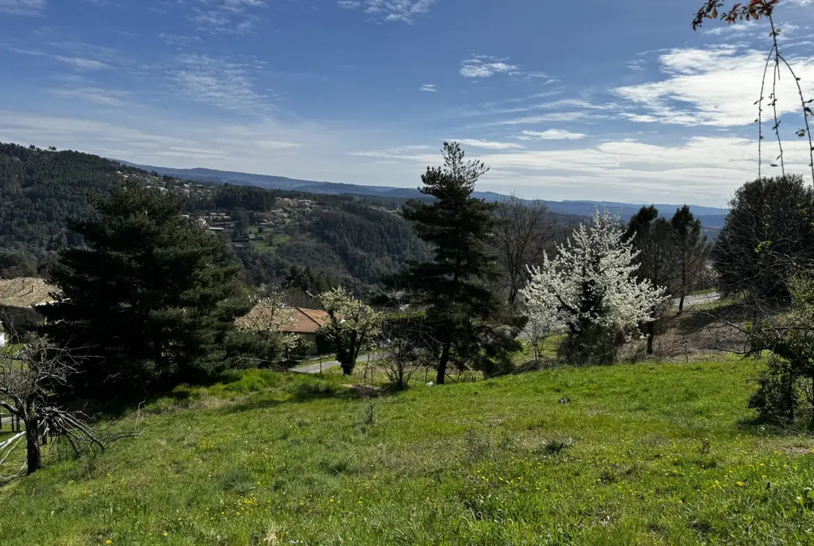 Terrain constructible avec vue imprenable à Vals les Bains 