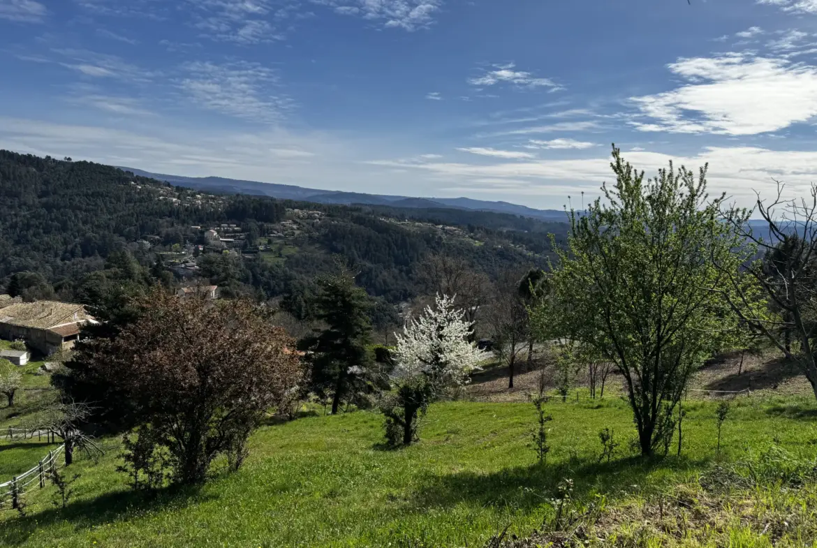 Terrain constructible avec vue imprenable à Vals les Bains 