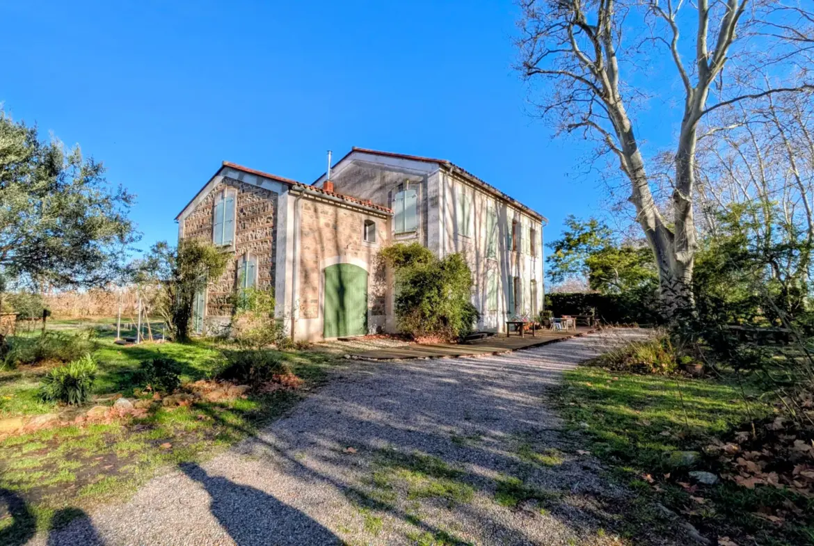 Charmante maison rénovée avec grand jardin, terrasses privées et grange partagée à Saint-Génis-des-Fontaines 