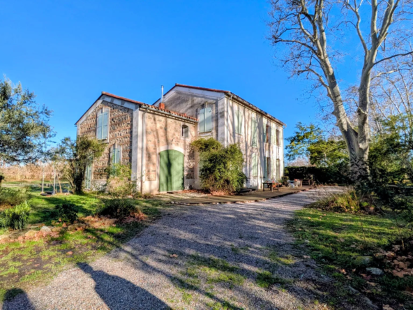 Charmante maison rénovée avec grand jardin, terrasses privées et grange partagée à Saint-Génis-des-Fontaines