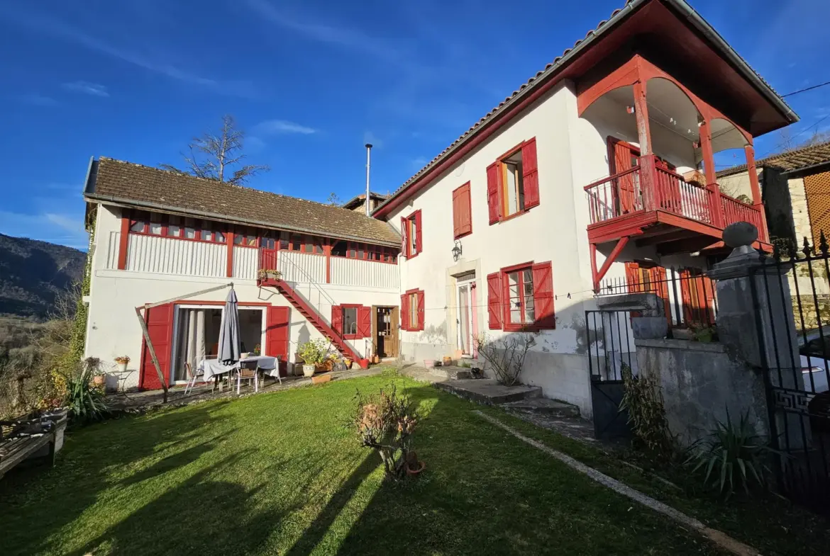Maison T5 à Cazanous avec vue imprenable sur la montagne et jardin privé 