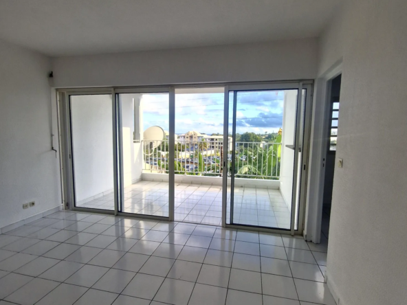 Appartement T3 avec terrasse et vue mer à Baie-Mahault