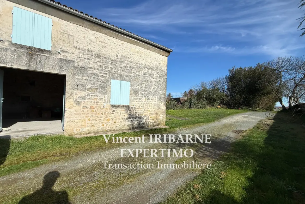 Maison typique Charentaise avec garage, grange et jardin à Saintes 