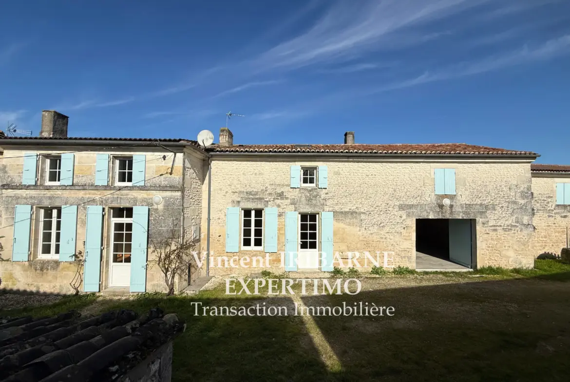 Maison typique Charentaise avec garage, grange et jardin à Saintes 