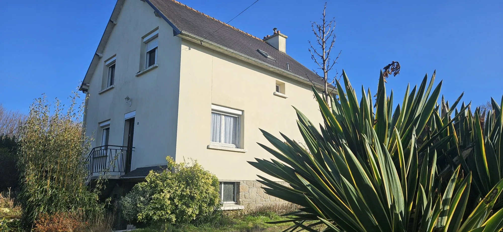 Maison individuelle 4 chambres à Callac avec grand jardin et vue campagne