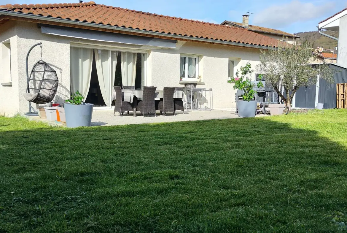 Villa de plain-pied à Sainte-Foy-l'Argentière avec terrasse et jardin clos 