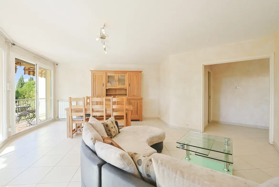 Appartement T3 de 74 m² avec terrasse et parking à Toulon, secteur central 
