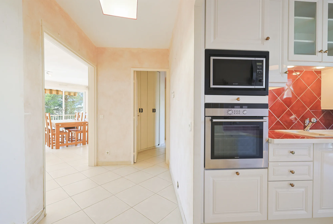 Appartement T3 de 74 m² avec terrasse et parking à Toulon, secteur central 
