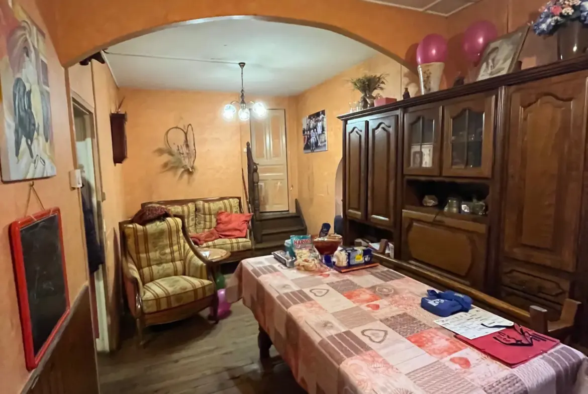 Charmante maison en pierre de 80 m² à Objat avec terrasse et garage 