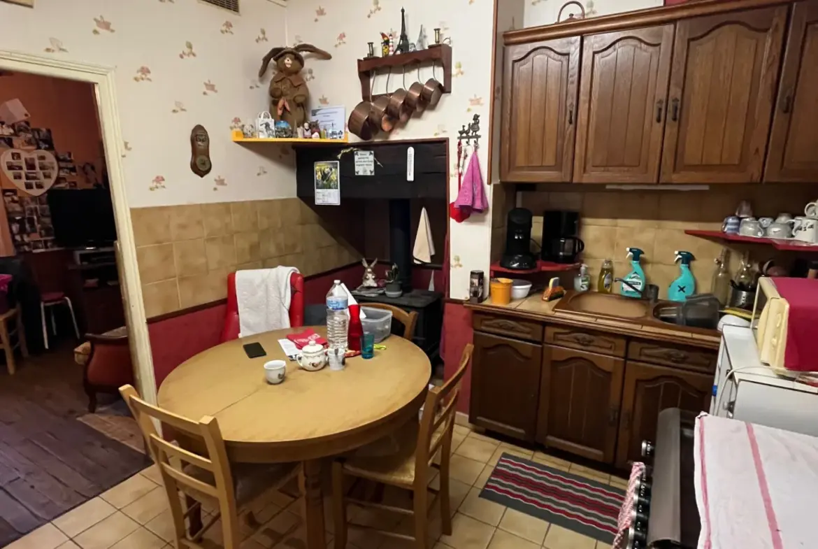Charmante maison en pierre de 80 m² à Objat avec terrasse et garage 