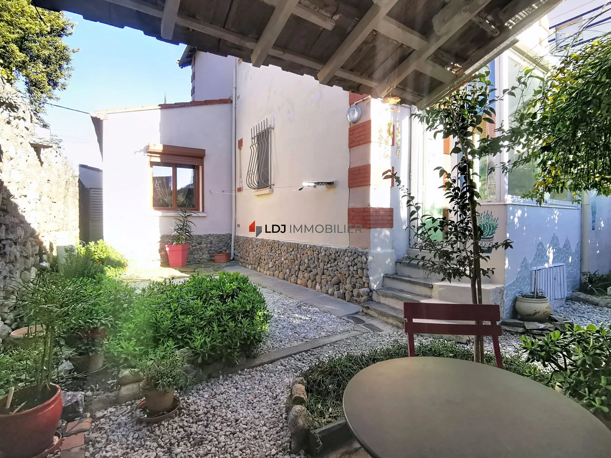 Maison de ville 4 faces avec jardin et garage à Prades – Idéal vie de plain-pied