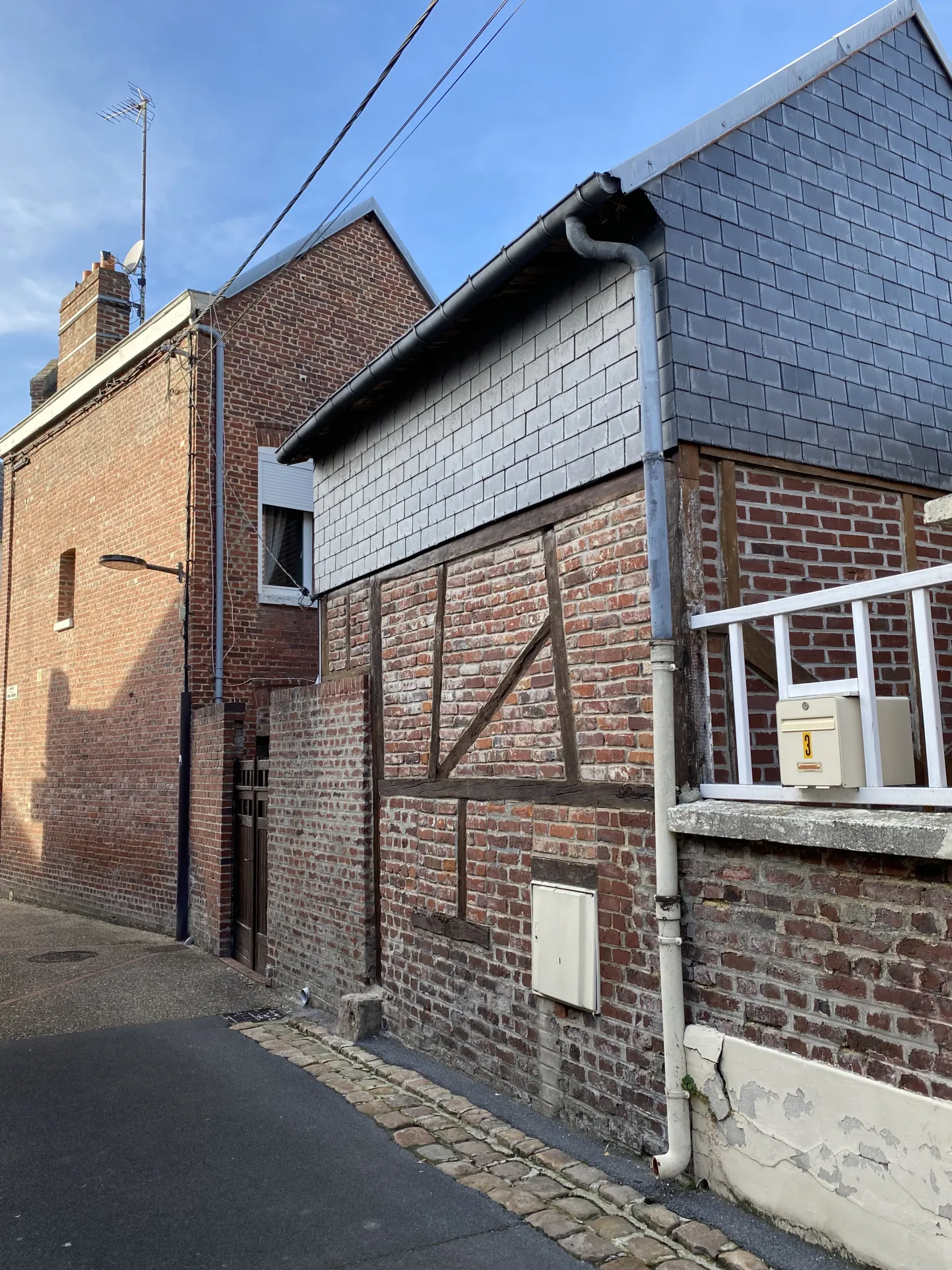 Immeuble indépendant à Ham avec local commercial et appartement duplex au cœur de la ville 