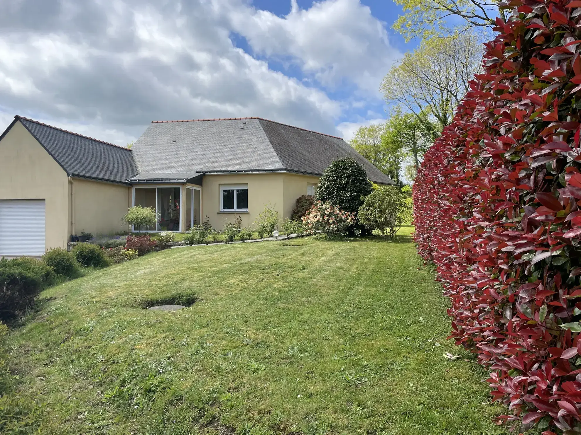 Maison spacieuse à Pontivy près du centre-ville avec grande terrasse et garage